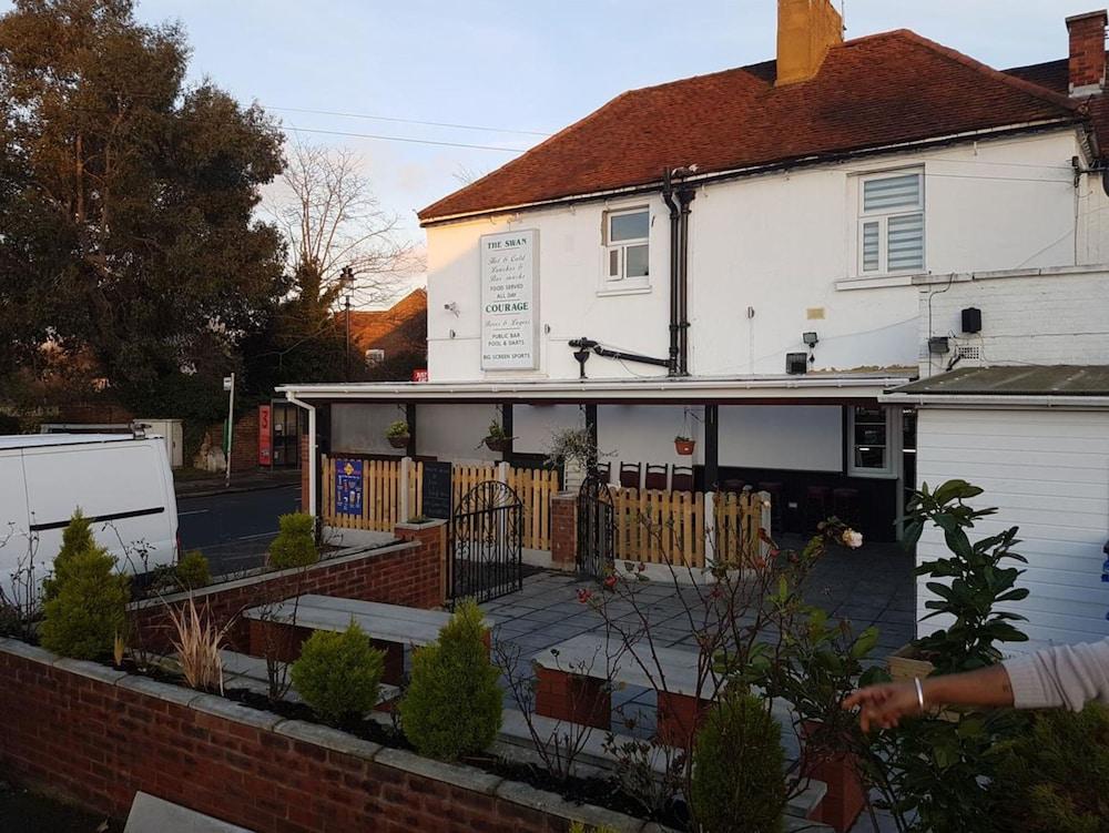 Swan Inn, Heathrow Airport Stanwell Exterior foto