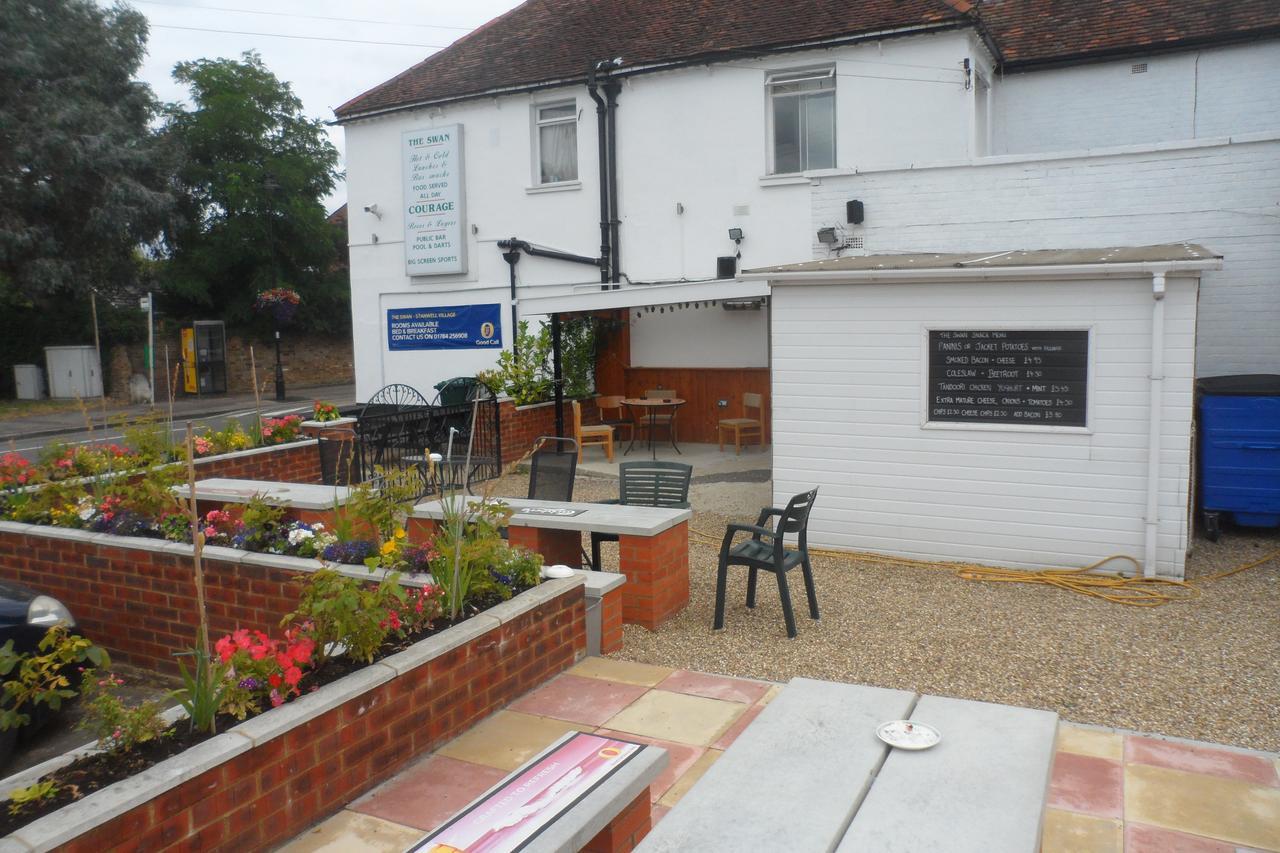 Swan Inn, Heathrow Airport Stanwell Exterior foto