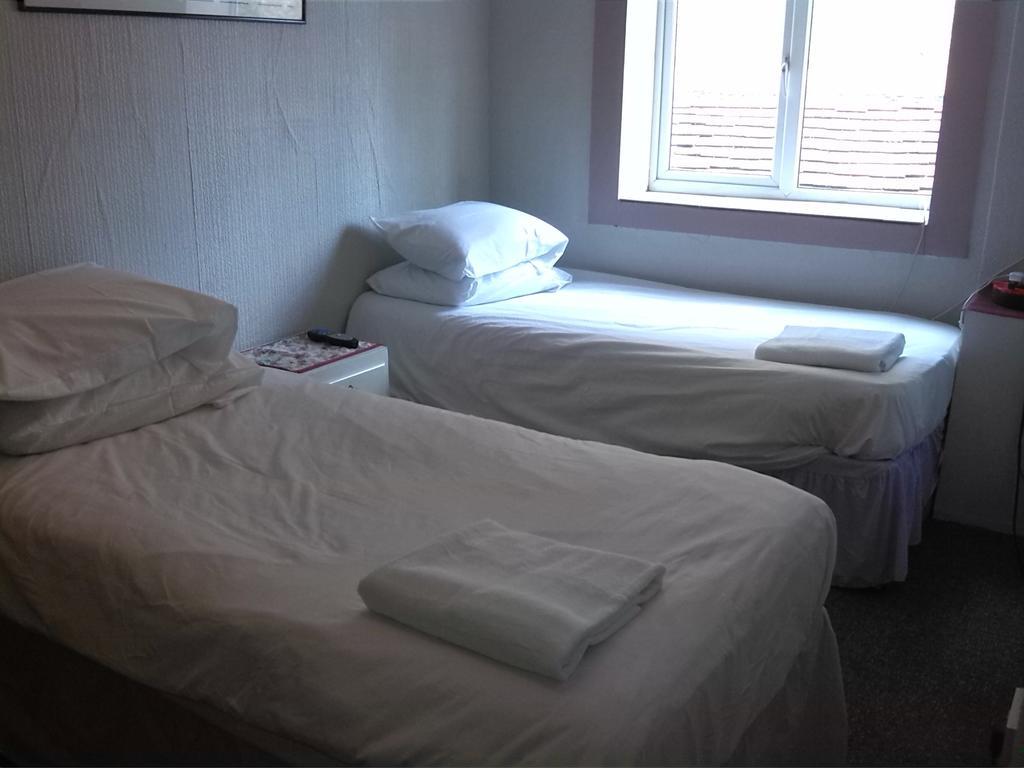 Swan Inn, Heathrow Airport Stanwell Habitación foto
