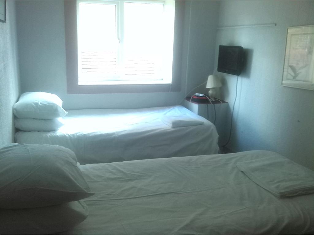 Swan Inn, Heathrow Airport Stanwell Habitación foto