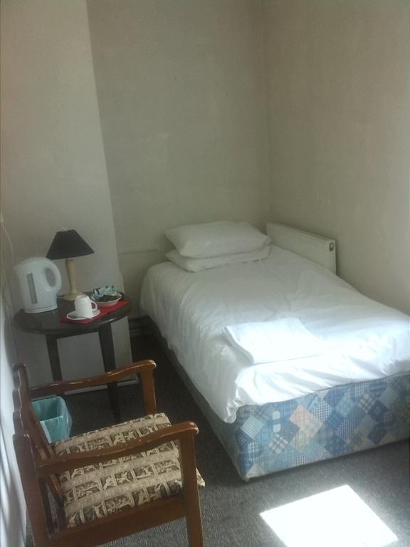 Swan Inn, Heathrow Airport Stanwell Habitación foto
