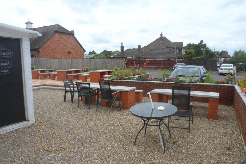 Swan Inn, Heathrow Airport Stanwell Exterior foto